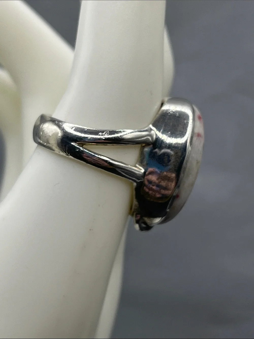 Sterling silver oval Cinnabrite or Cinnibar split shank ring size 8